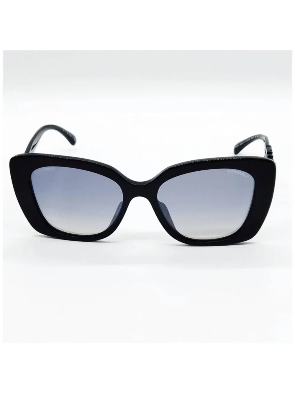 CHANEL elegant oversized